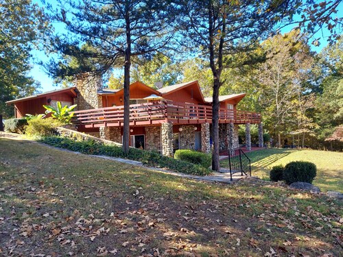 Rock Inn Retreat: E Faye Jones style: Quartz wall bathroom: open floor plan.