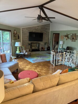 Smart TV, libros y estéreo 