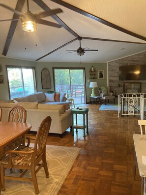 Smart TV, libros y estéreo 