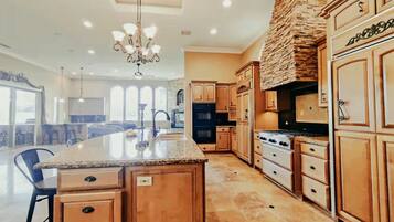 冰箱、微波炉、烤箱、炉灶