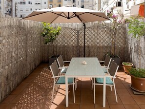 Outdoor dining - Enjoy 2 Bedrooms apartment at Ruzafa with very sunny terrace (Valencia)