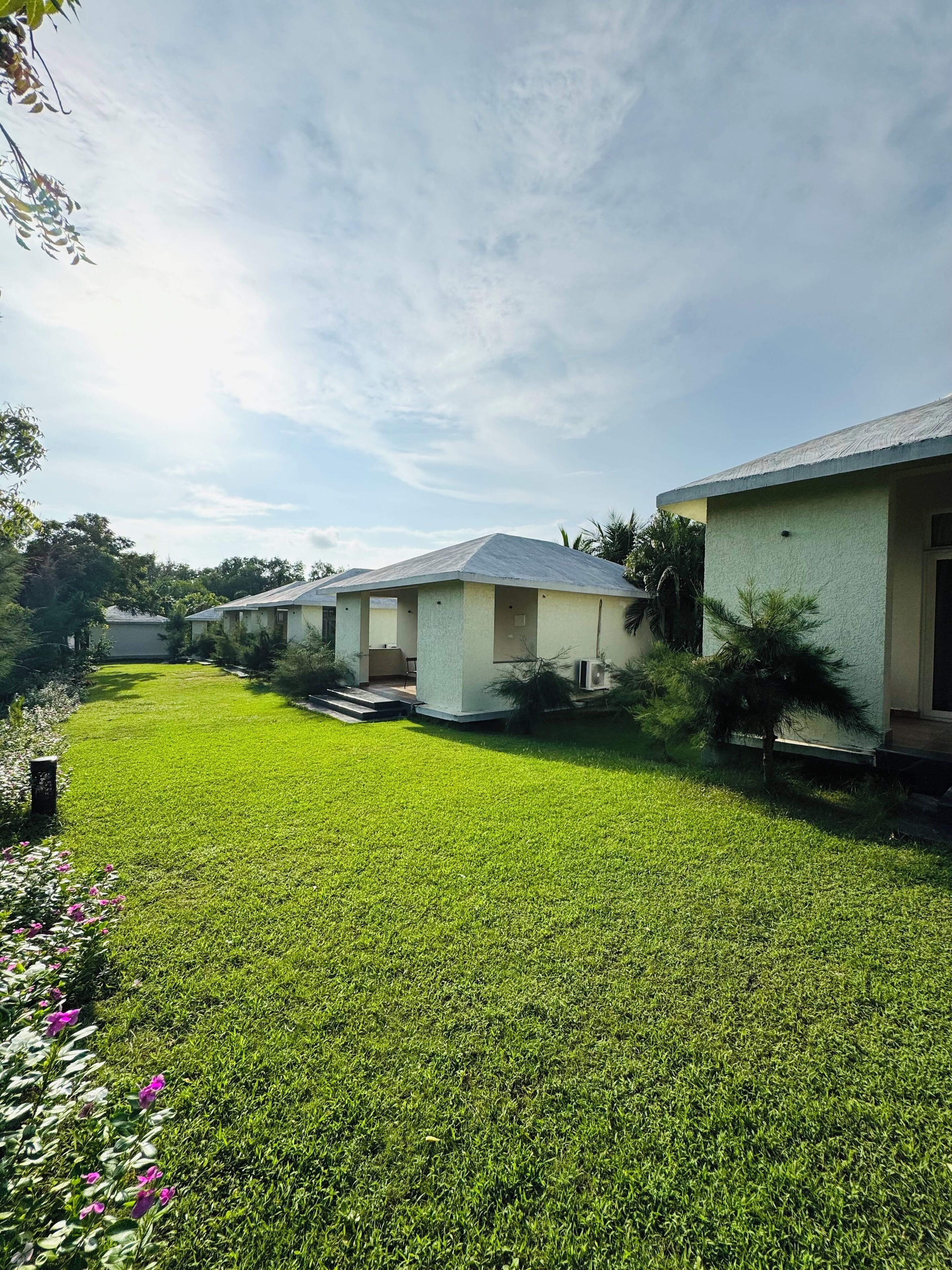 Muebles diferentes, escritorio y espacio para trabajar con laptop 
