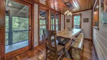 House, 5 Bedrooms | Makan dalam bilik