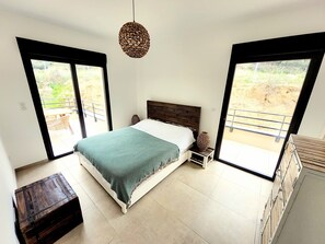 2 chambres, fer et planche à repasser, lit de bébé portatif