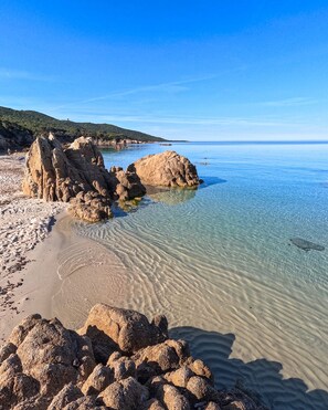Sur la plage, chaise longue