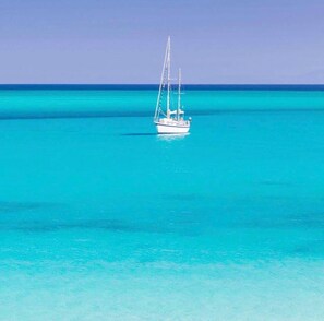Sur la plage, chaise longue