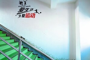 Eine Treppe mit grünen Stufen und Metallgeländern.