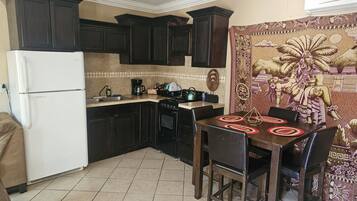 Een koelkast, een oven, een kookplaat, een koffiezetapparaat/waterkoker