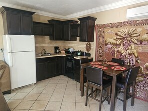 Een koelkast, een oven, een kookplaat, een koffiezetapparaat/waterkoker