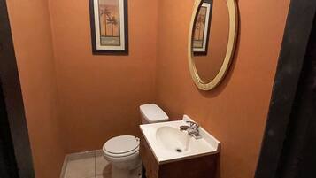 Douche, sèche-cheveux, serviettes fournies, papier toilette