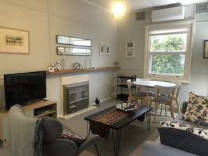 TV - Baxter's Vintage Chic BnB (Clare)