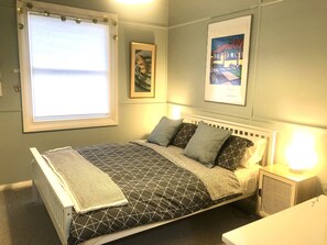 3 bedrooms, desk, iron/ironing board, free WiFi