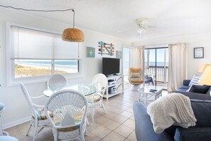 Smart-TV, DVD-Player, Bücher, Arbeitsbereiche