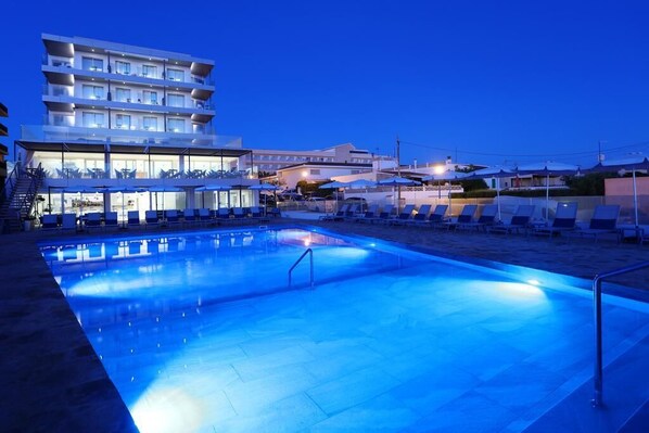 Una piscina cubierta, una piscina al aire libre