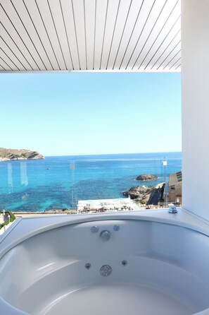 A large, empty bathtub with a clear view of the sea and rocky coastline. - Mar Azul Hotel - Adults Only (Capdepera)