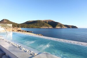 Una piscina cubierta, una piscina al aire libre