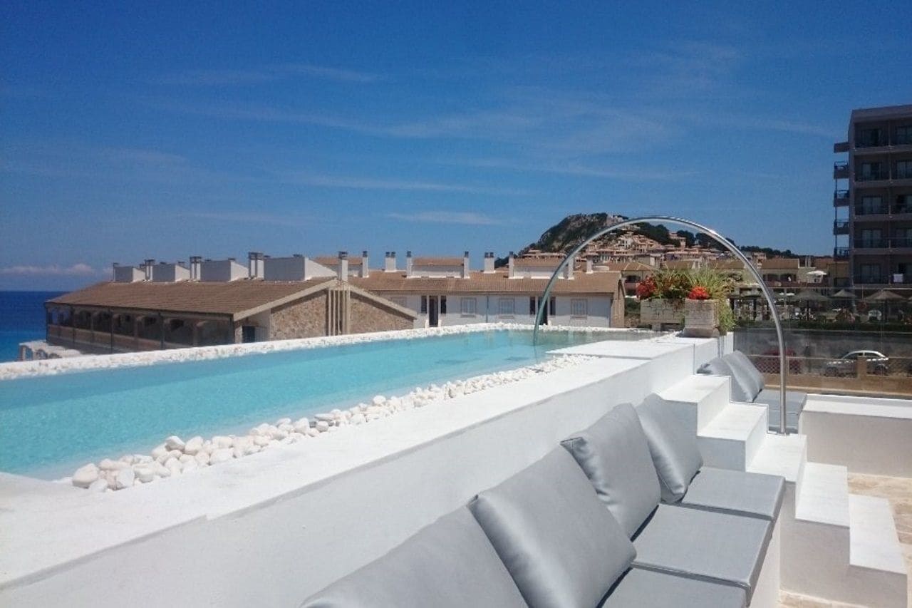 Una piscina cubierta, una piscina al aire libre