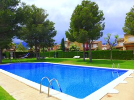 Una piscina al aire libre