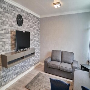 Premium Apartment | Living area | 40-inch flat-screen TV with digital channels, TV - Birmingham Family and Contractors HS2 (Birmingham)