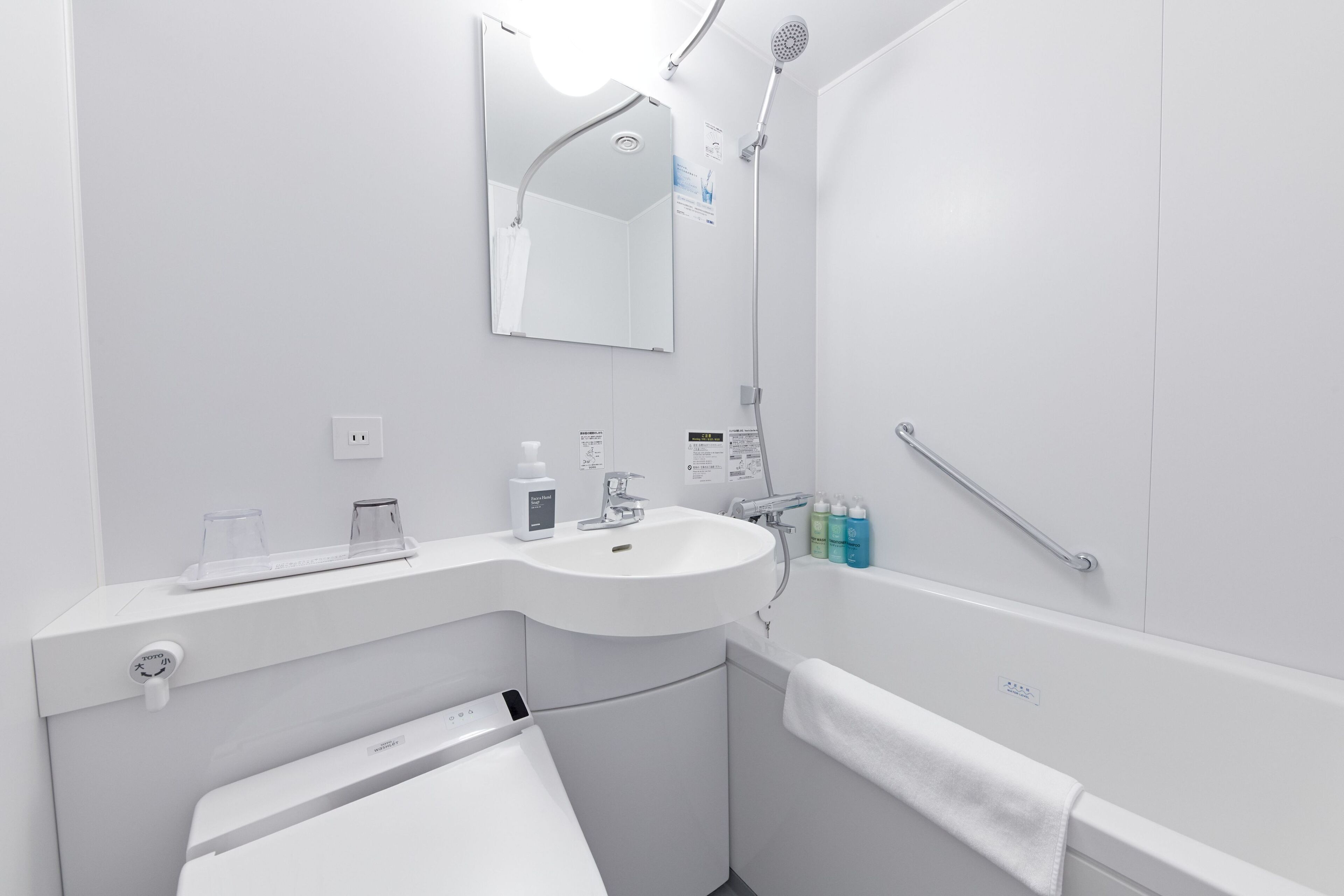 Kombinert dusj/badekar, hårføner, tøfler og bidé