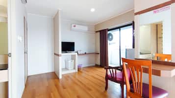 Deluxe Twin Room | Rollaway beds, free WiFi, bed sheets