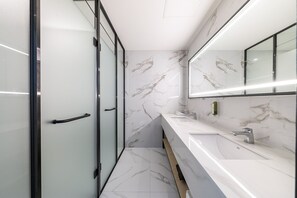 Sèche-cheveux, peignoirs, chaussons, bidet