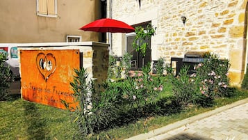 Un edificio de piedra rústica con un letrero que dice 'La Grange des Francine Gîte à St. Amour'.