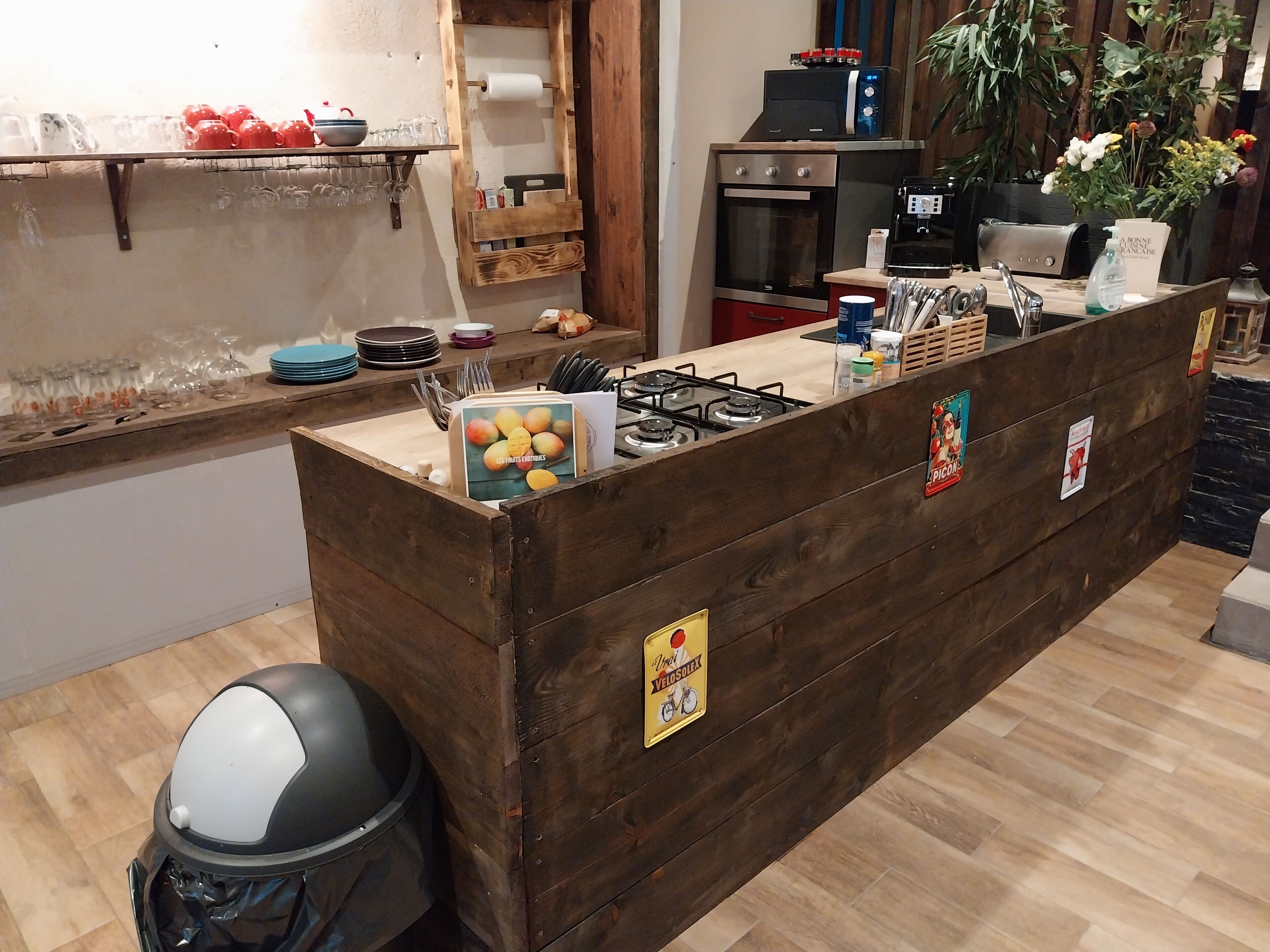 Una barra de madera con un cartel que dice 'Les Fruits Coutures' y una estación para preparar 'Pico de Gallo'.