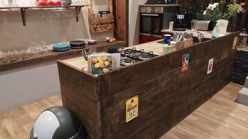 Una barra de madera con un cartel que dice 'Les Fruits Coutures' y una estación para preparar 'Pico de Gallo'.