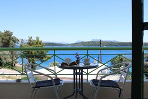 Outdoor dining - Tropicana Inn (Lefkada)