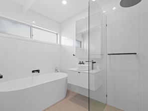 Bañera con ducha, toallas