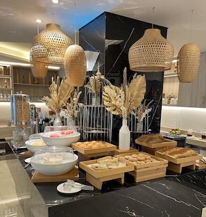 Free daily buffet breakfast