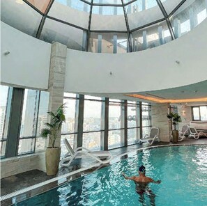 Una piscina cubierta