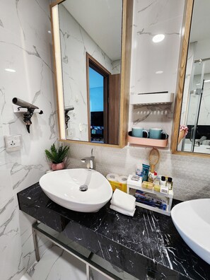 Combined shower/bathtub, bidet