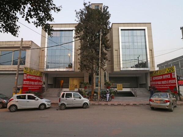 Exterior - OYO 10824 Hotel Star Suites (New Delhi)