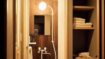 Standaard tweepersoonskamer | Badkamer | Een douche, gratis toiletartikelen, een haardroger, handdoeken