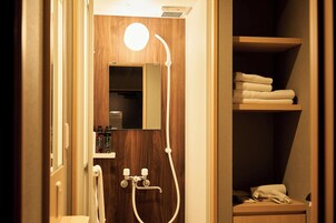 スタンダード ダブルルーム | バスルーム | シャワー、バスアメニティ (無料)、ヘアドライヤー、タオル