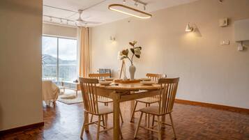 Grand Apartment, 3 Bedrooms | In-room dining