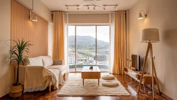 Grand Apartment, 3 Bedrooms | Living area