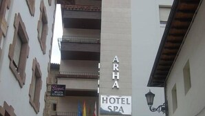 Un hôtel appelé « Arha », avec une enseigne indiquant qu’il s’agit d’un hôtel et d’un centre de bien-être.