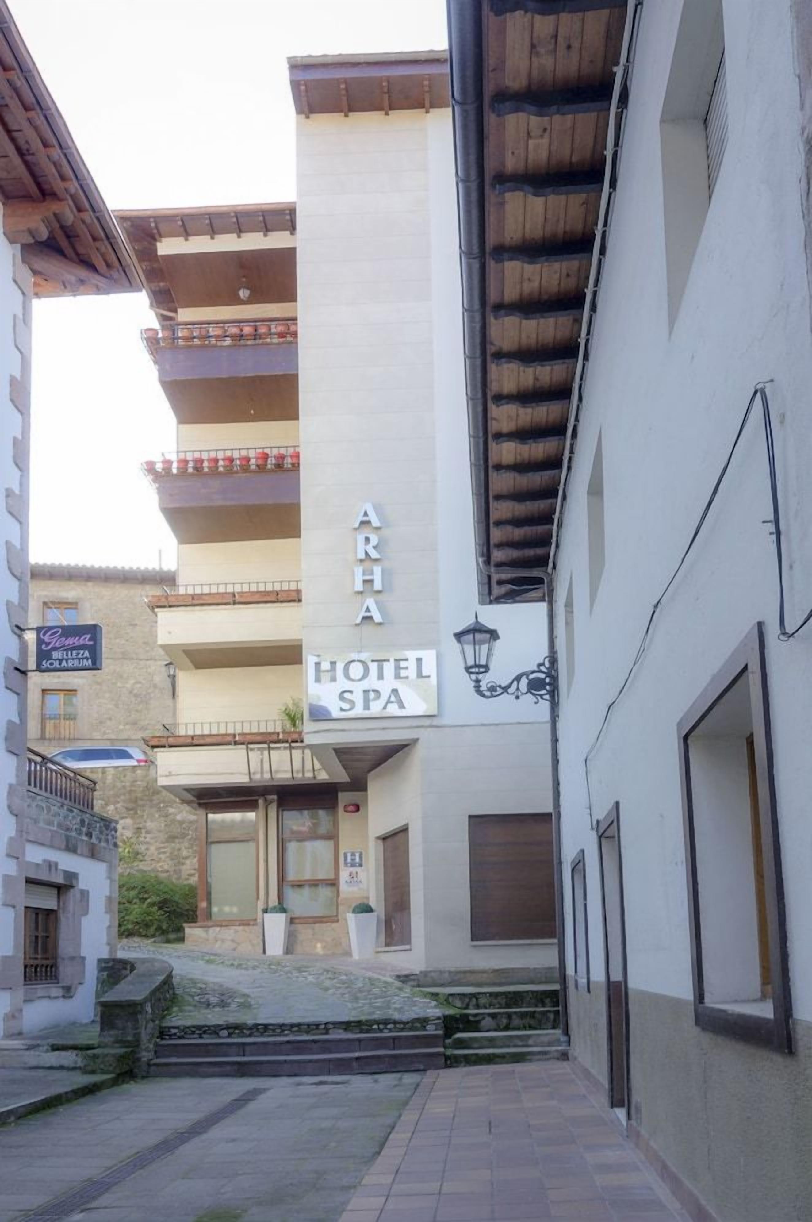 Un hotel anomenat "Arha" amb un cartell que indica que és un hotel i un spa.