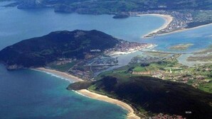 An aerial view of a coastal area with named locations such as LARFDO, SANTONA, HOTEL SOLYMAR, ARCONOS, and NOJA. - Hotel Costa Cantabra (Argonos)
