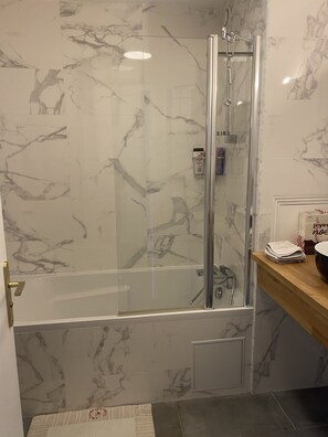 Badewanne, Haartrockner, Handtücher, Toilettenpapier
