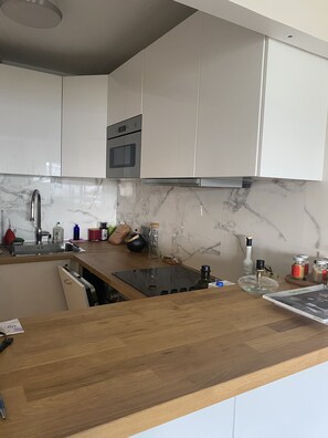 Kühlschrank, Mikrowelle, Ofen, Herdplatte