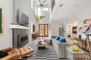 Télévision, cheminée, chaîne hi-fi, espaces bureaux