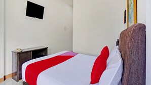 Une chambre d’hôtel avec un lit, un bureau, une chaise, une télévision et un tableau au mur.
