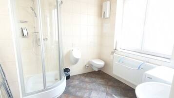 Douche, sèche-cheveux, serviettes fournies, papier toilette