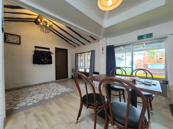 Casa clásica | Área de sala de estar | Smart TV de 27 pulgadas con canales digitales y televisión