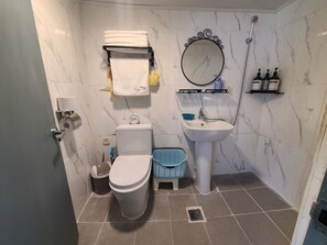 Classic House | Bathroom | Shower, designer toiletries, hair dryer, heated floors - Sangjuhanok (Sangju)