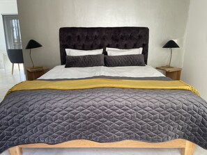 1 bedroom, desk, iron/ironing board, travel crib - Apartment Da Vinci in Picasso´s (Cape Town)